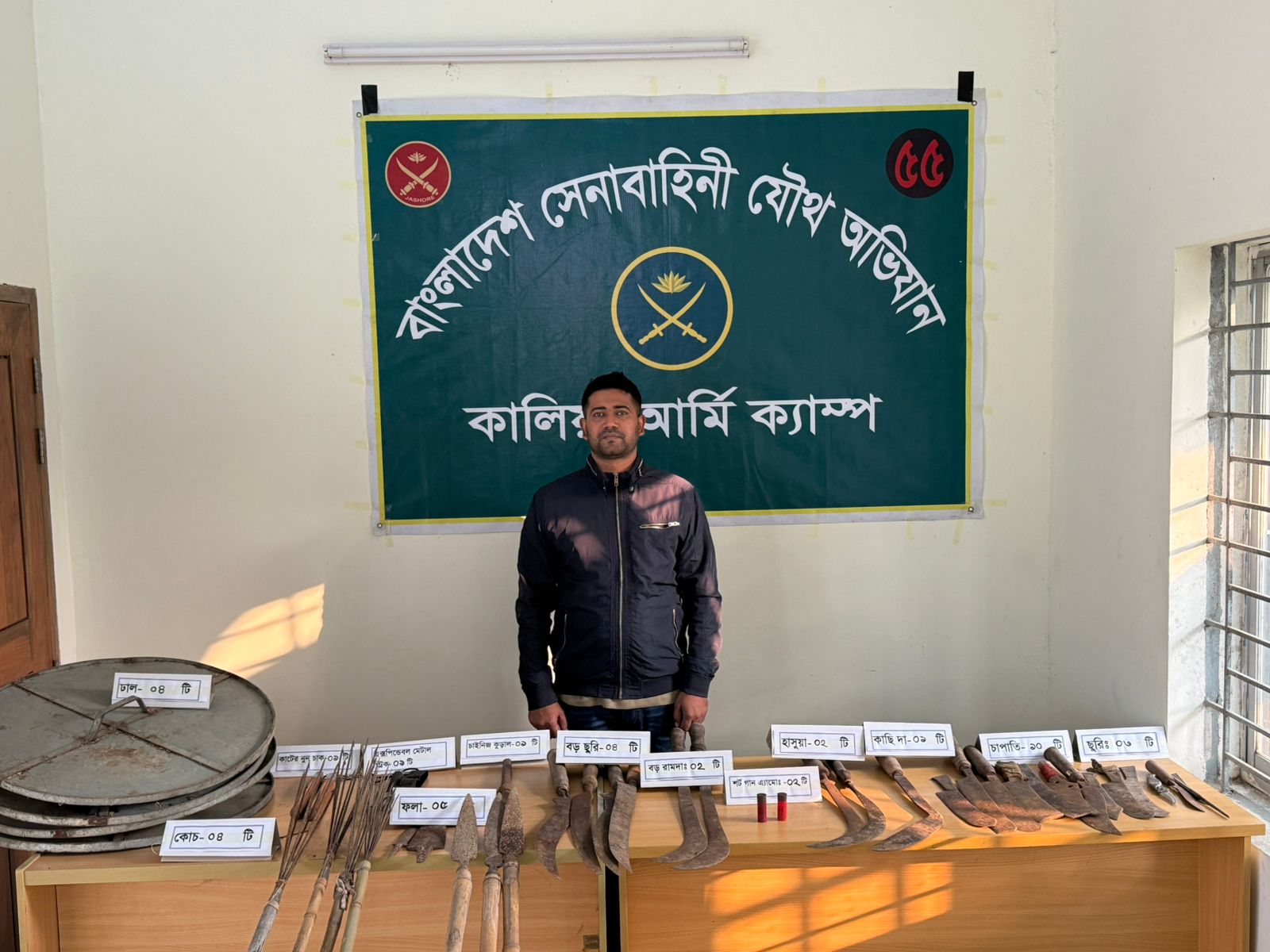 নড়াইলে যৌথবাহিনীর অভিযানে দেশি অস্ত্র ও গুলিসহ আটক ১