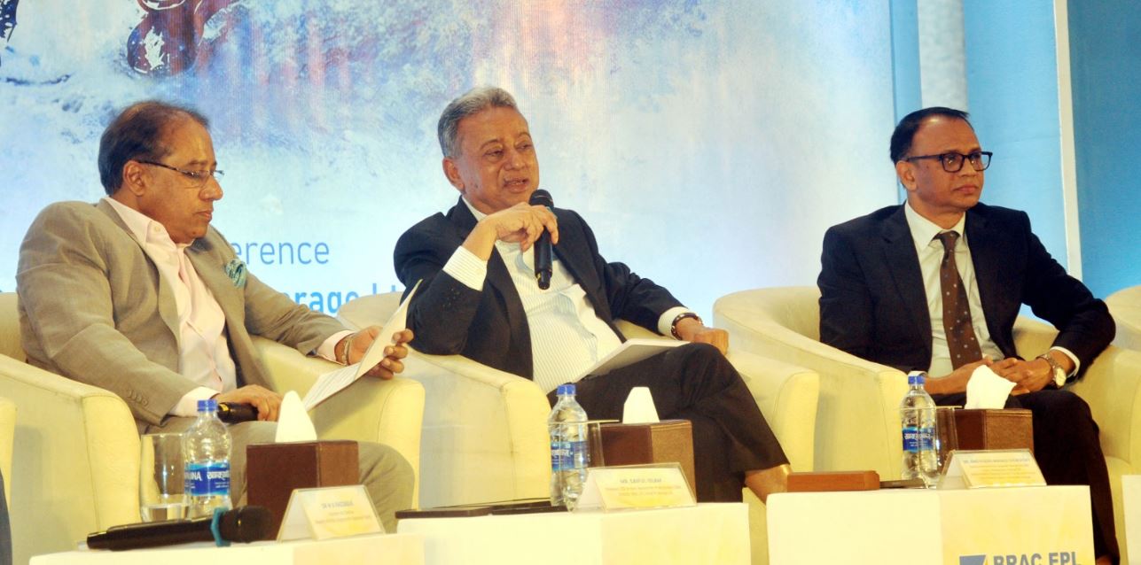 অতিরিক্ত নিয়ন্ত্রণ থেকে বেরিয়ে ডি-রেগুলেশনের পথে হাঁটতে হবে : আমির খসরু