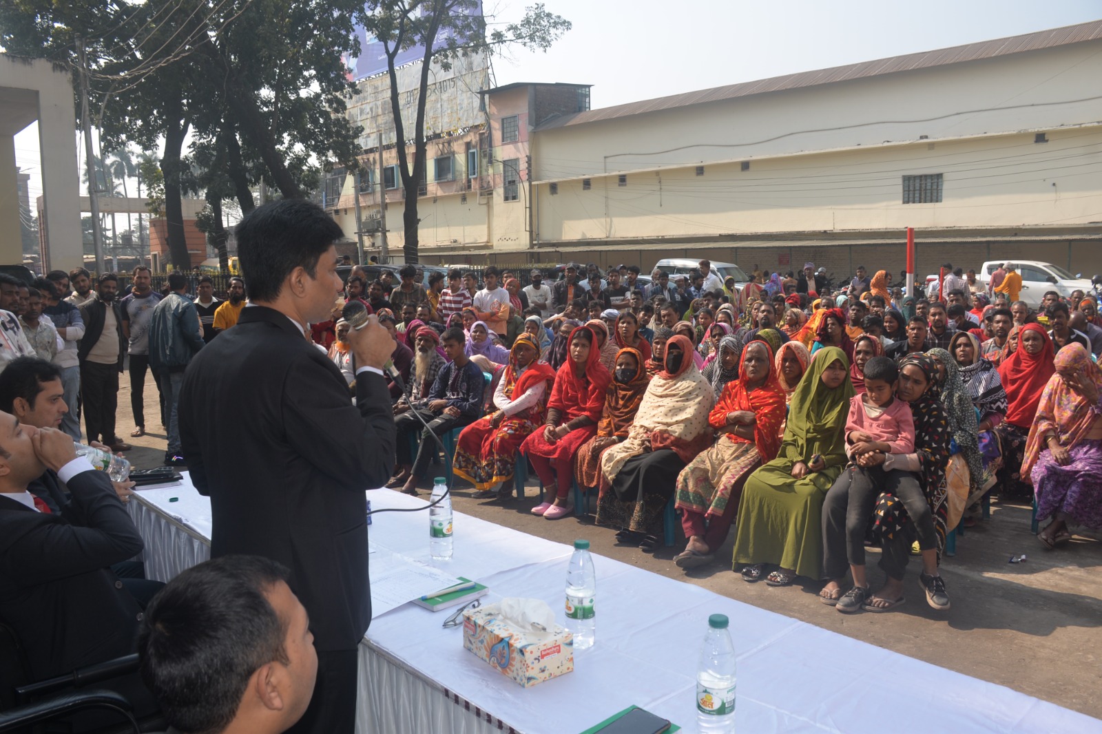 রংপুর সিটির পরিচ্ছন্নতা কর্মীদের সঙ্গে প্রশাসকের মতবিনিময়