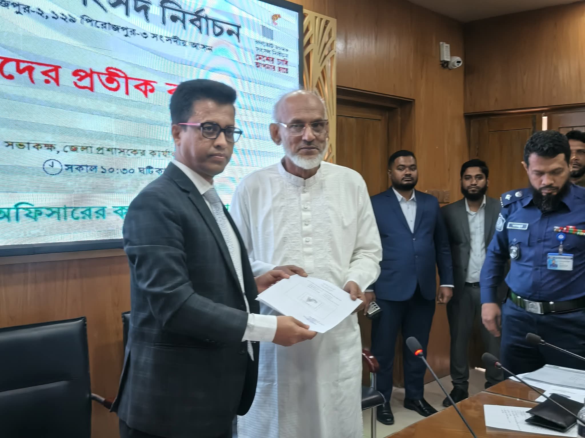 পিরোজপুরে ৩টি সংসদীয় আসনে ১৪ জন প্রার্থীর মধ্যে প্রতীক বরাদ্দ