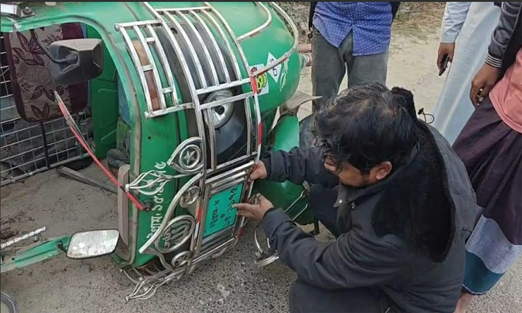 চট্টগ্রামের বাঁশখালীতে অটোরিকশা উল্টে ফিশিং বোট শ্রমিক নিহত