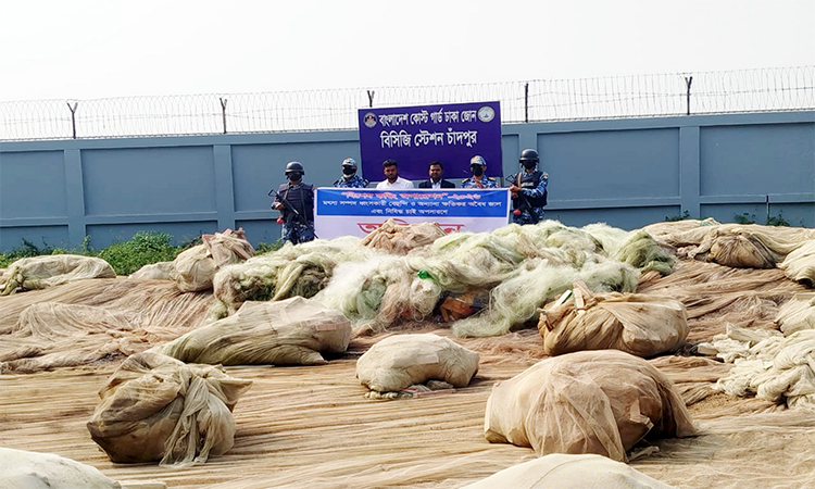 চাঁদপুরে মেঘনা নদীতে নিষিদ্ধ জাল জব্দ