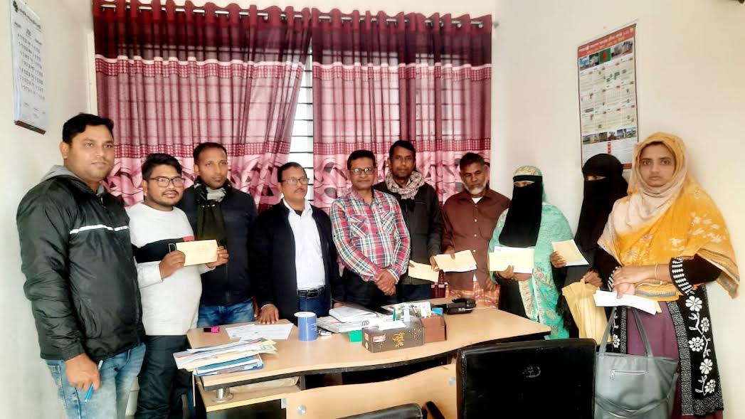 নাটোরে বায়োগ্যাস প্লান্ট নির্মাণে ঋণের চেক বিতরণ