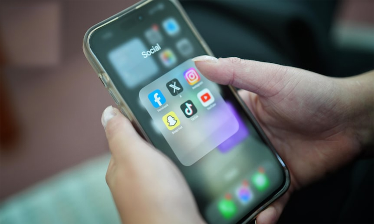 অনূর্ধ্ব-১৬ শিশুদের সামাজিক যোগাযোগমাধ্যম ব্যবহার নিষিদ্ধের পক্ষে ভোট দিয়েছে ব্রিটিশ পার্লামেন্টের উচ্চকক্ষ