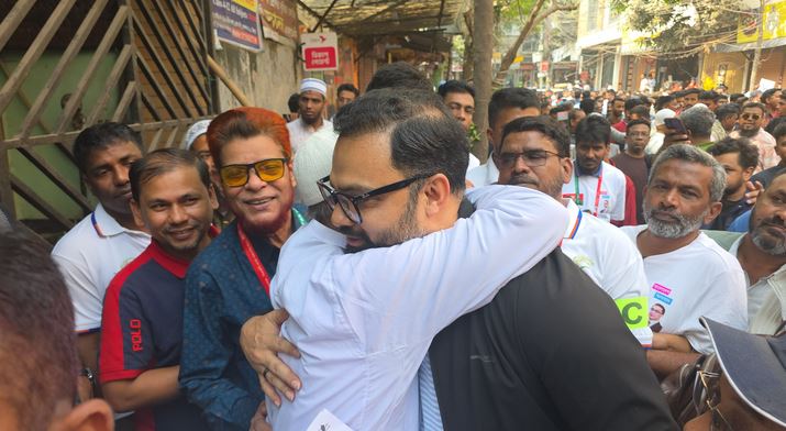 বাবা-মায়ের কবর জিয়ারত করে ঢাকা-১৬ আসনে আমিনুল হকের প্রচারণা শুরু