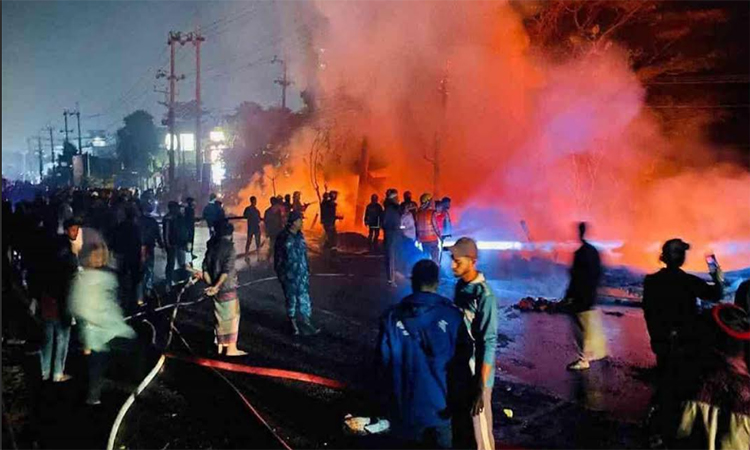 সীতাকুণ্ডে আগুনে পুড়ল পুরাতন জাহাজের মালামাল বিক্রির ১২ দোকান