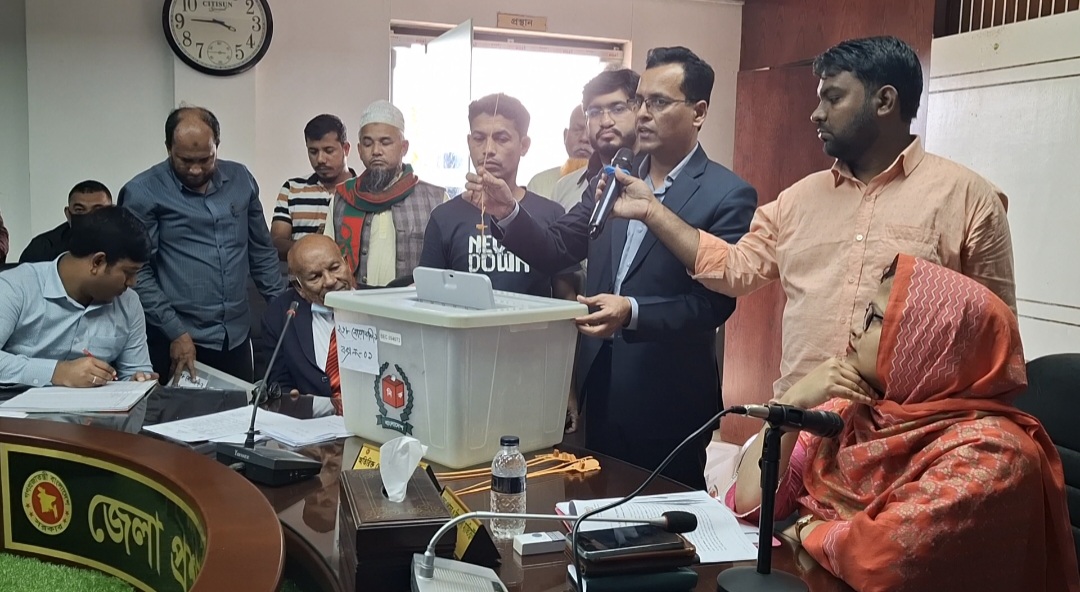 নোয়াখালীতে পোষ্টাল ব্যালট বক্স সিলগালা কার্যক্রম অনুষ্ঠিত