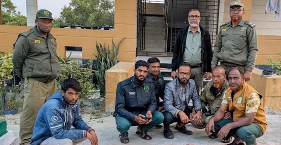 সুন্দরবন সাতক্ষীরা রেঞ্জ থেকে হরিণের মাংসসহ নৌকা জব্দ