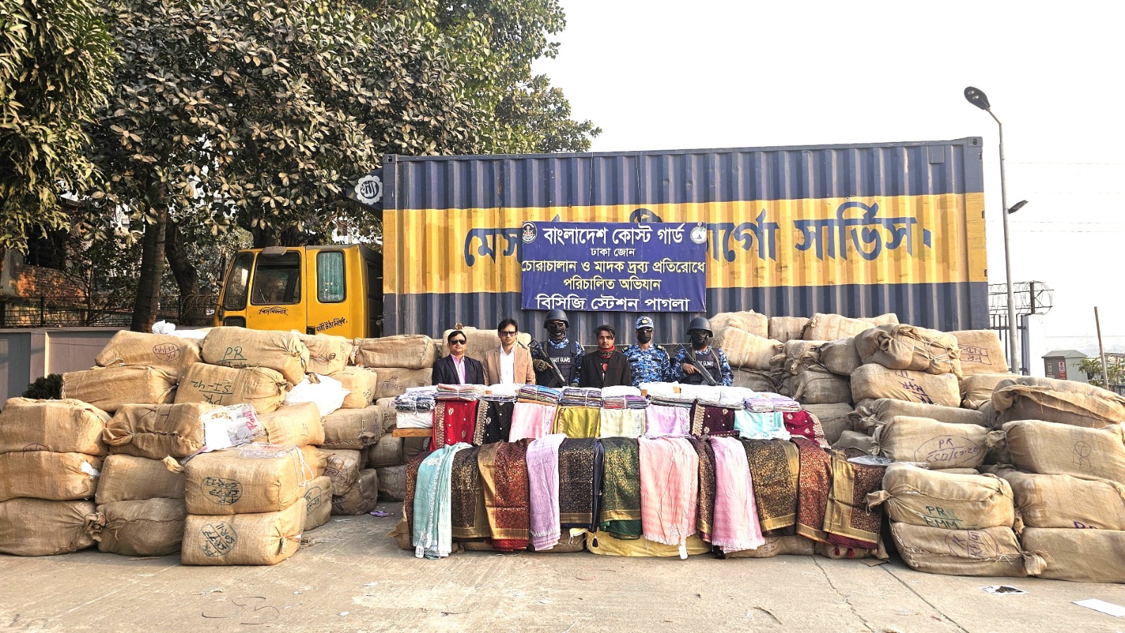 নারায়ণগঞ্জে  ২০ কোটি ৬৭ লাখ টাকা মূল্যের ভারতীয় শাড়িসহ পাচারকারী আটক