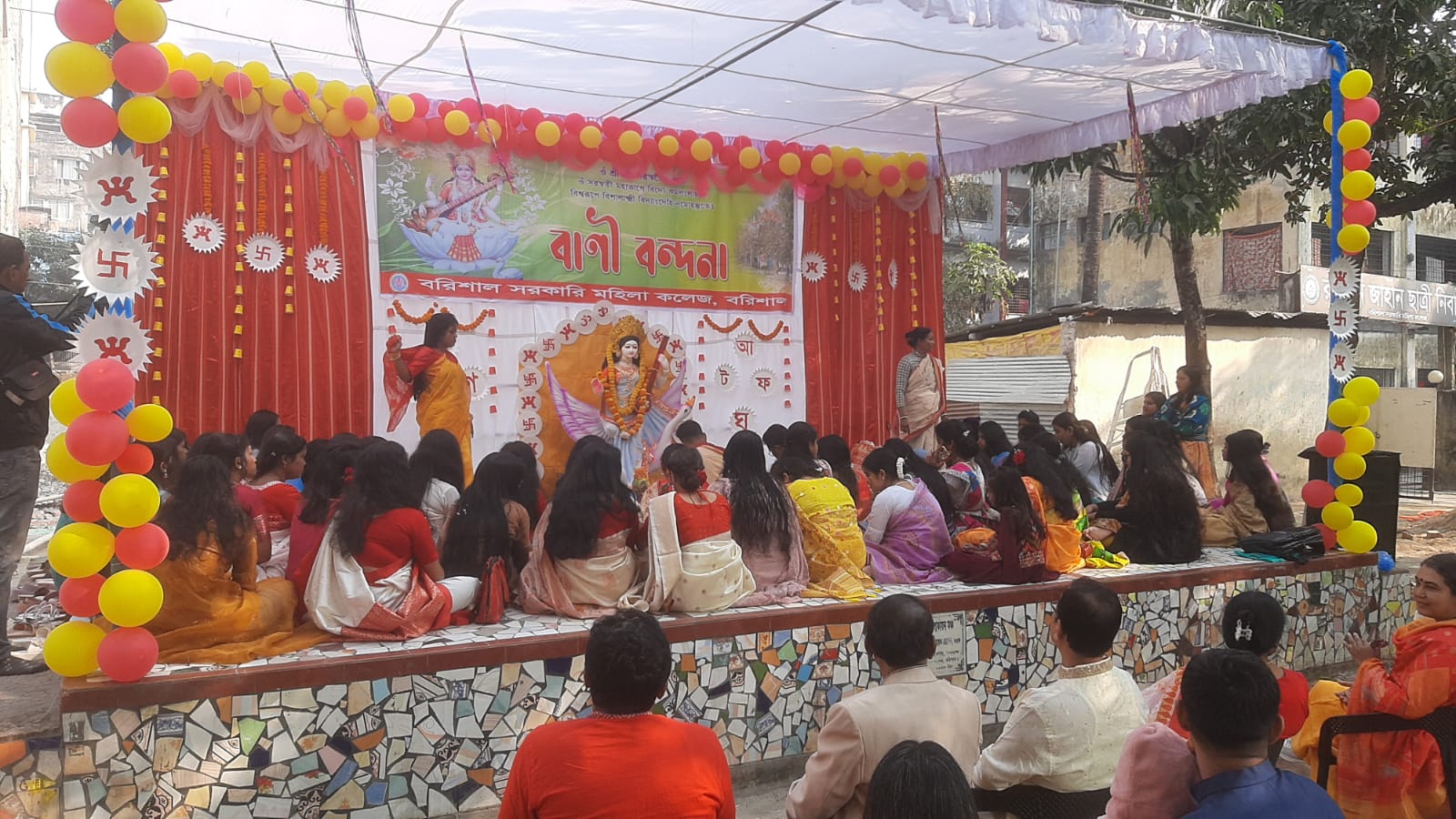 বরিশালে উৎসাহ-উদ্দীপনার মধ্য দিয়ে সরস্বতী পূজা উদযাপন