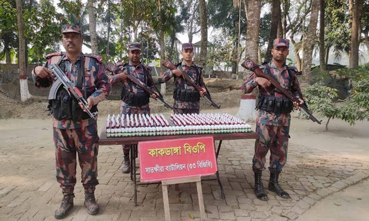 সাতক্ষীরা সীমান্তে ভারতীয় বিভিন্ন মালামাল জব্দ 