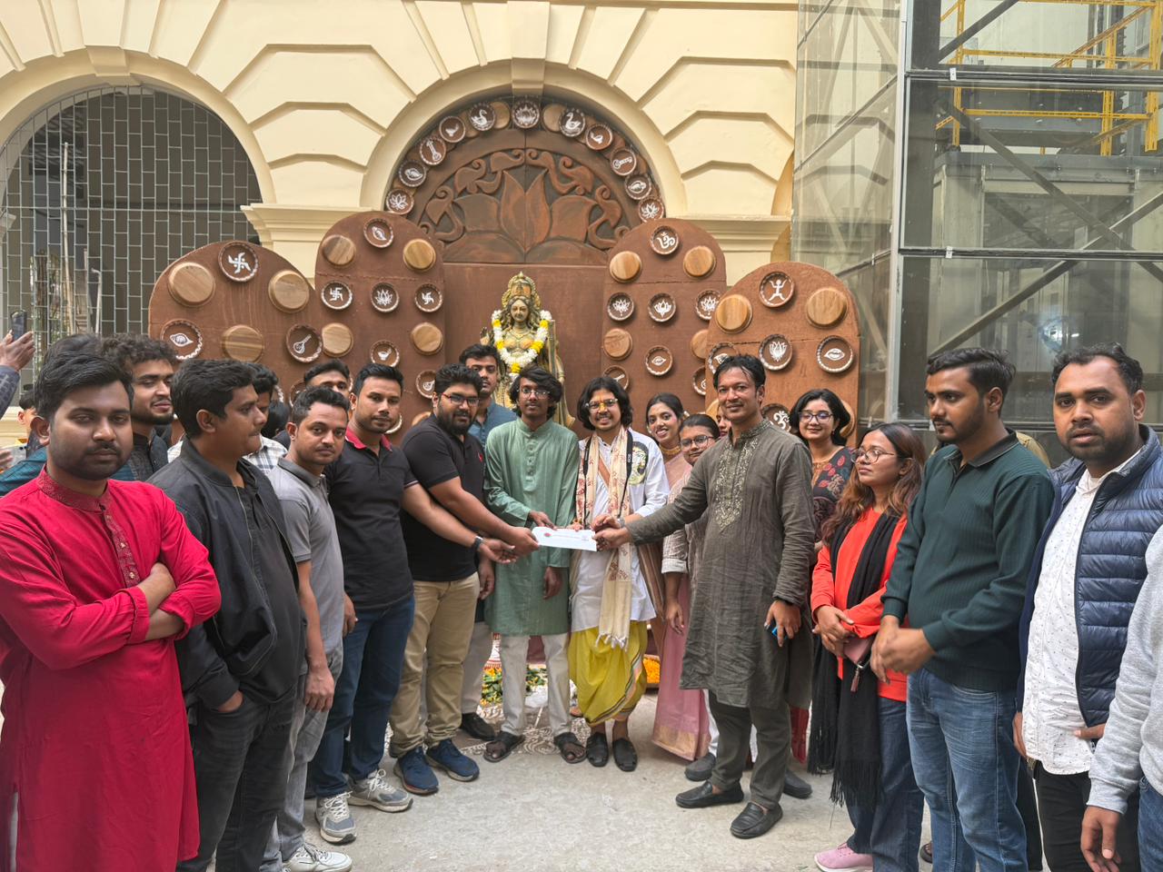 সরস্বতী পূজামণ্ডপে জবি ছাত্রদলের নগদ অর্থ ও উপহার প্রদান