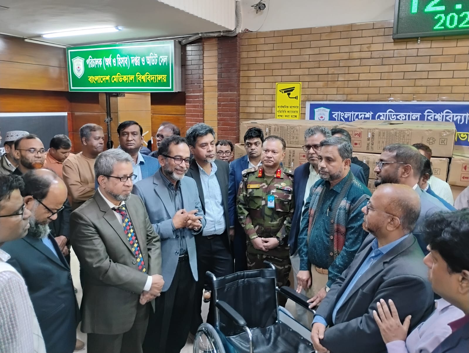 চিকিৎসকদের উদ্যোগে বিএমইউকে ২৫টি হুইলচেয়ার প্রদান