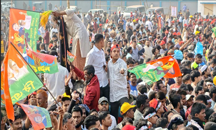 চট্টগ্রামের সড়কজুড়ে পলোগ্রাউন্ডমুখী জনস্রোত