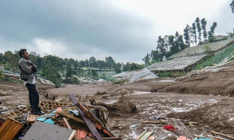 ভয়াবহ ভূমিধসে নিখোঁজদের খোঁজে ইন্দোনেশিয়ায় উদ্ধার অভিযান পুনরায় শুরু