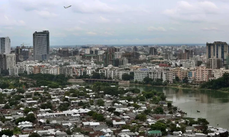 কড়াইল বস্তিতে অগ্নিকাণ্ডে ক্ষতিগ্রস্তদের মাঝে আরব আমিরাতের ত্রাণ বিতরণ