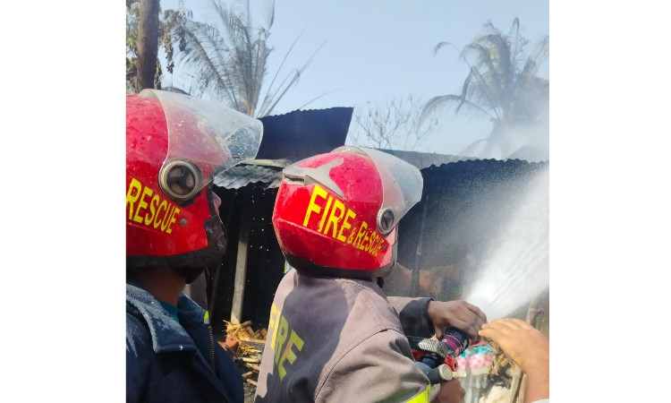 বাঁশখালীতে অগ্নিকাণ্ডে বসতঘর পুড়ে ছাই