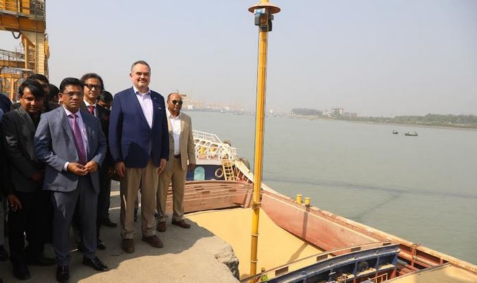 বাণিজ্যিক সম্পর্ক আরও জোরদার করতে চট্টগ্রাম বন্দর পরিদর্শনে যুক্তরাষ্ট্রের রাষ্ট্রদূত