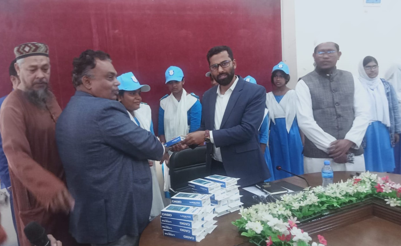 বরগুনায় চার শতাধিক শিক্ষার্থীর মধ্যে ক্যালকুলেটর বিতরণ 