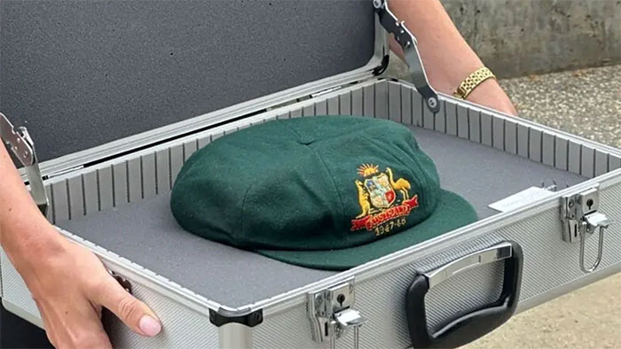 নিলামে রেকর্ড মূল্যে বিক্রি ব্র্যাডম্যানের ব্যাগি গ্রিন