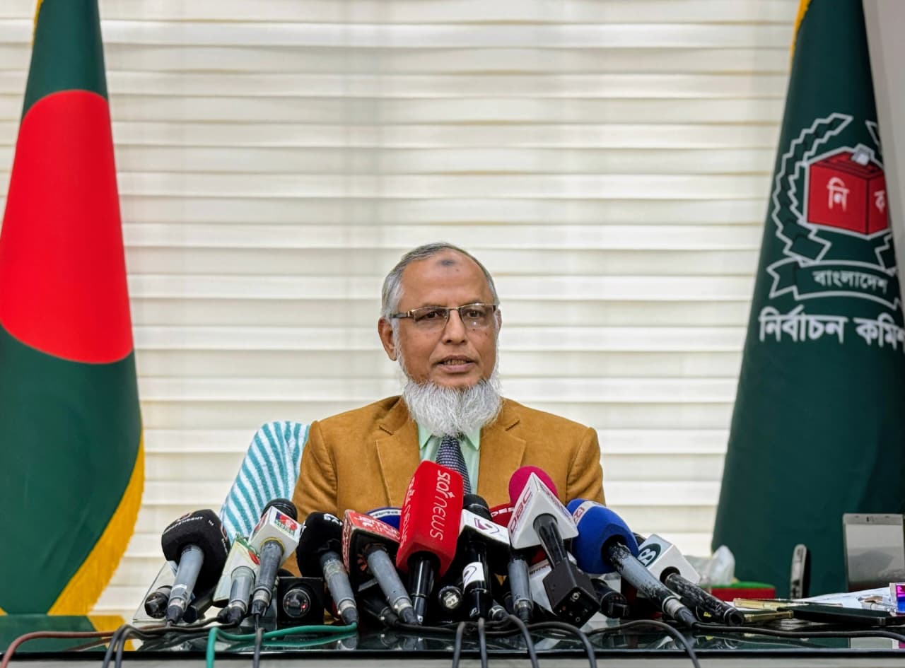 ১২ ফেব্রুয়ারির নির্বাচন নিয়ে কোনো শঙ্কা নেই : ইসি আনোয়ারুল ইসলাম