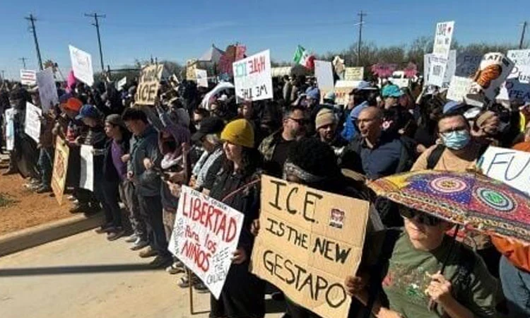 মার্কিন আটক কেন্দ্রে বিক্ষোভ, পুলিশের টিয়ার গ্যাস