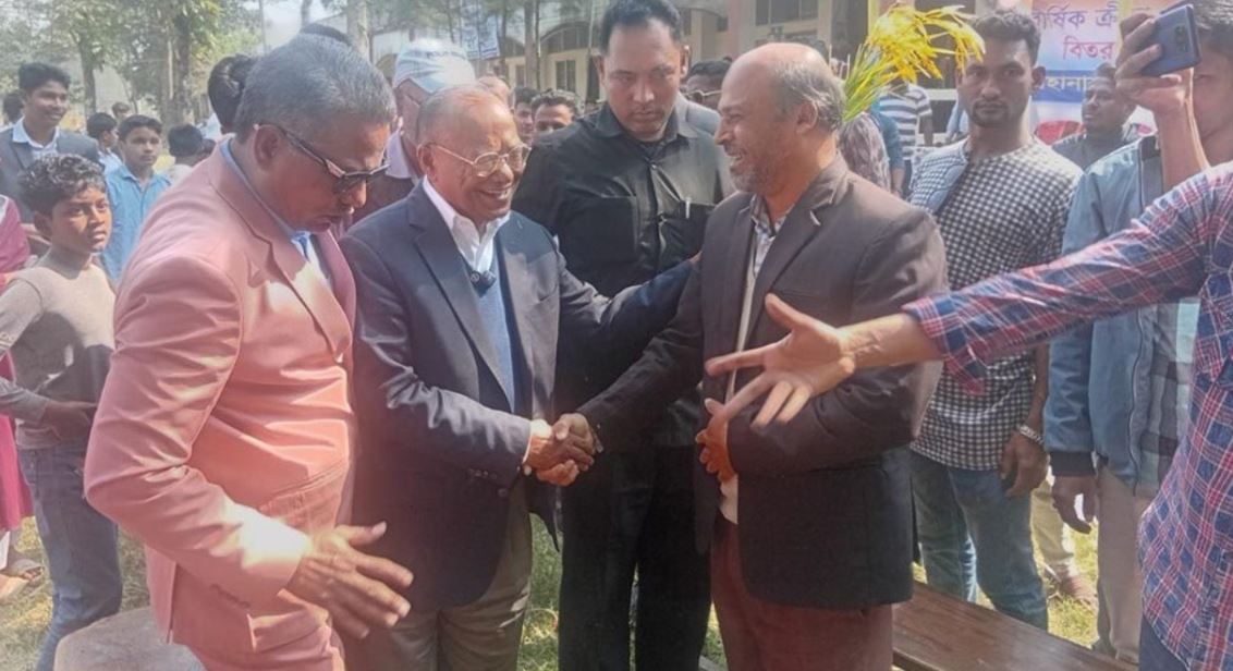 ভোটারদের দ্বারে দ্বারে ছুটছেন আবদুল আউয়াল মিন্টু