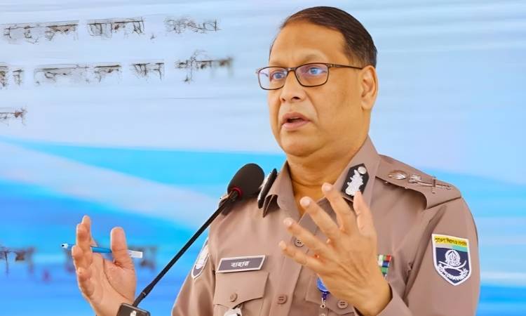 ঢাকা জেলা পুলিশ লাইন্স মাঠে আইজিপির উপস্থিতিতে পুলিশ প্রাক-নির্বাচনী সভা