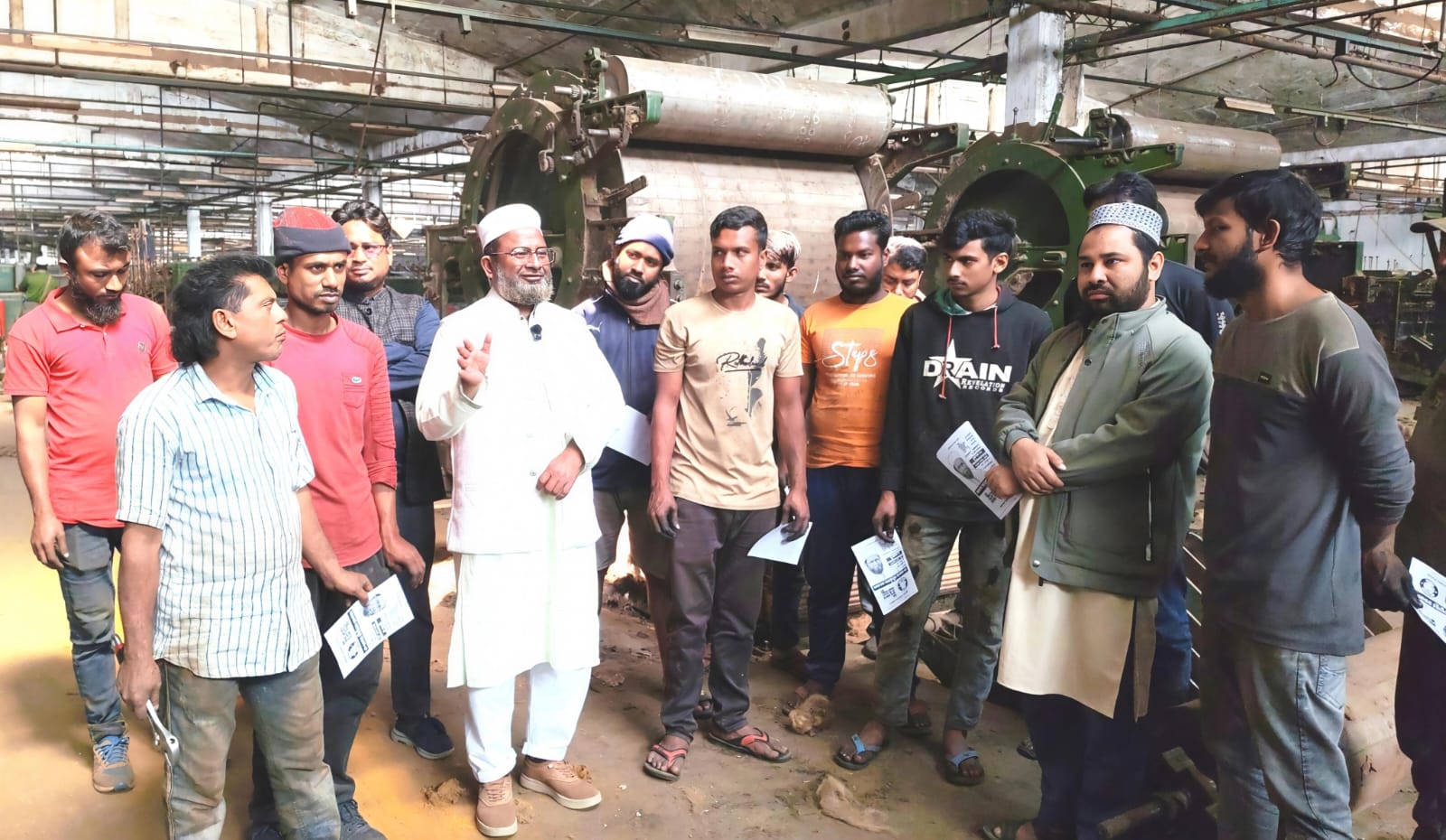 খুলনা-৩ আসনে জামায়াত মনোনীত দাঁড়িপাল্লা প্রতীকের প্রার্থী অধ্যাপক মাহফুজুর রহমান গতকাল বুধবার দিনব্যাপী শিল্পাঞ্চল খালিশপুরে গণসংযোগ করেন। ছবি : বাসস