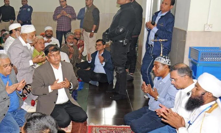 বগুড়ার সেন্ট্রাল মসজিদে জুম্মার নামাজ আদায় করলেন তারেক রহমান