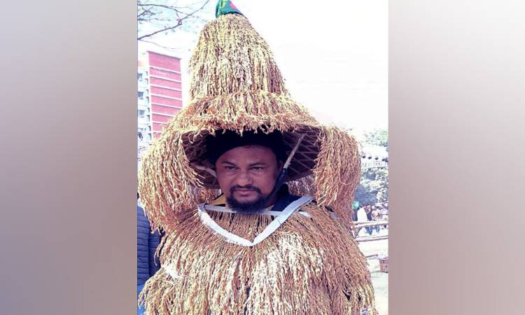 তারেক রহমানকে দেখতে ২০ কেজি ধান গায়ে জড়িয়ে গাইবান্ধার কাদের রংপুরে