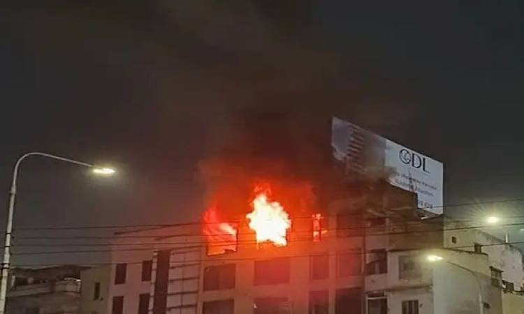 বনানীতে বহুতল ভবনে আগুন, নিয়ন্ত্রণে ৪ ইউনিট