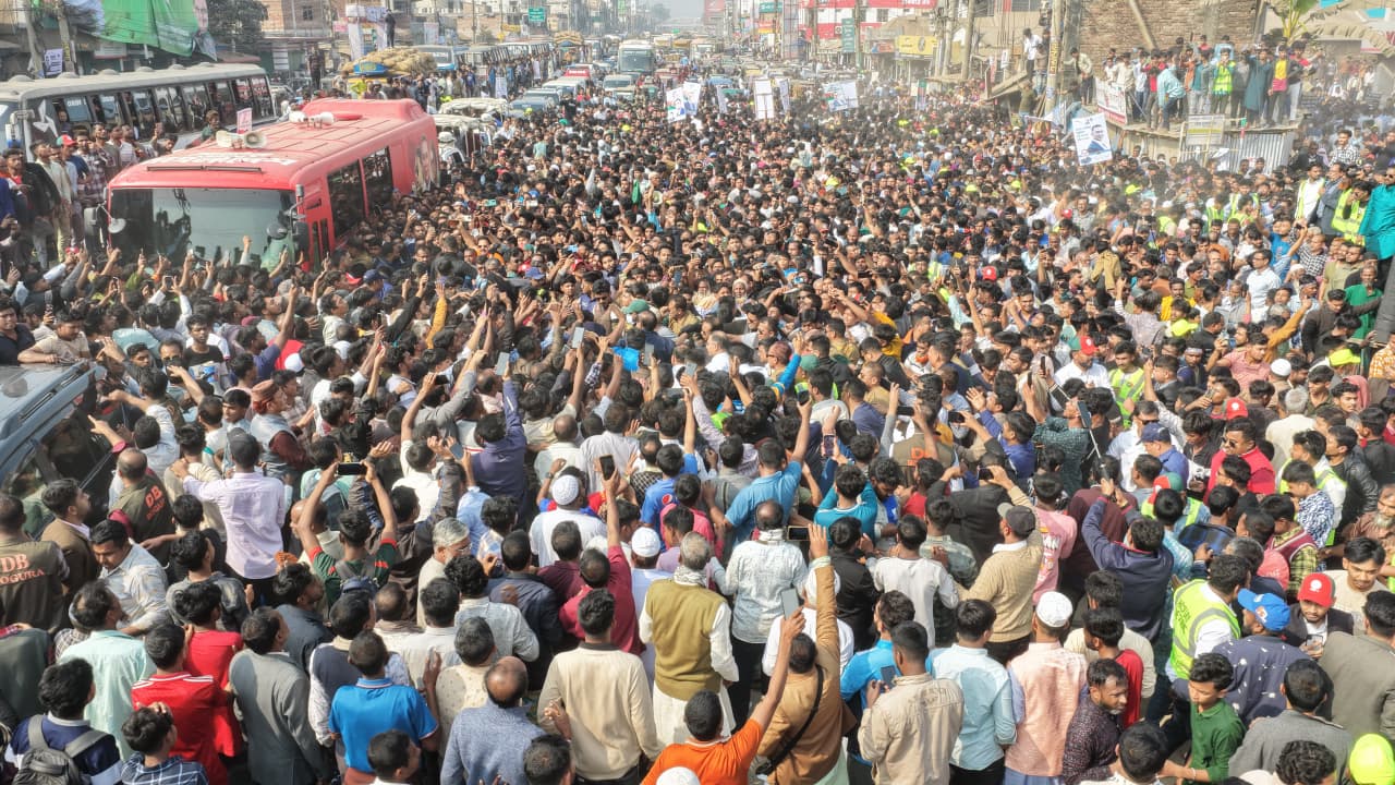 বগুড়া থেকে তারেক রহমান ফেরার পথে সড়কে মানুষের ঢল