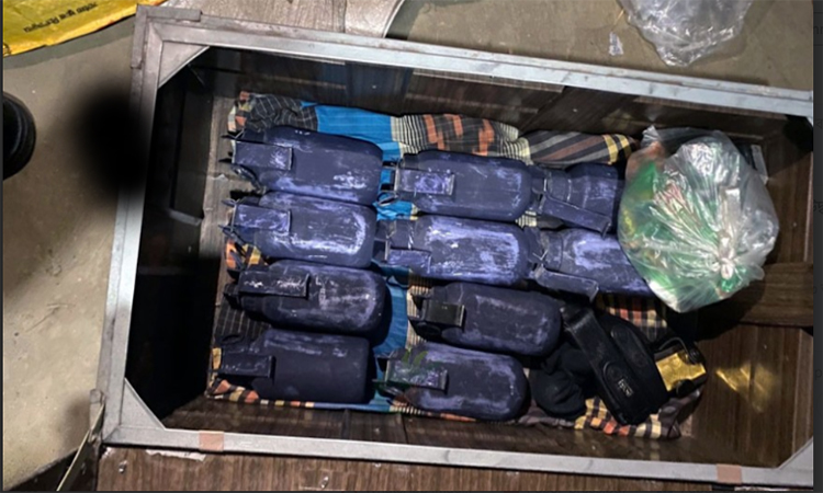 যশোরের বাঘারপাড়ায় যৌথবাহিনীর অভিযানে গ্রেনেডসহ আগ্নেয়াস্ত্র উদ্ধার