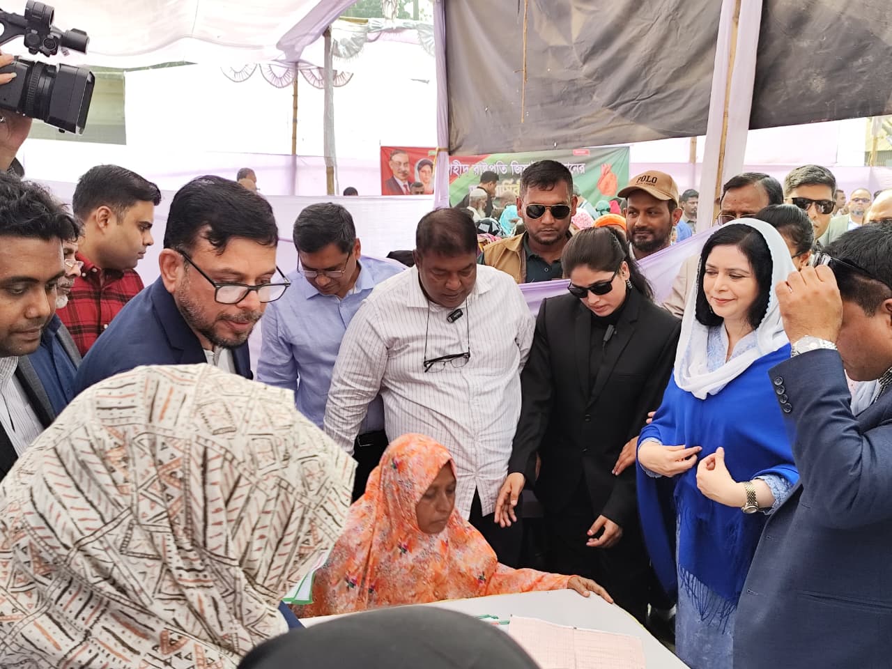 কড়াইলে ফ্রি হার্ট ক্যাম্পে ওষুধ বিতরণ করেছেন জুবাইদা রহমান