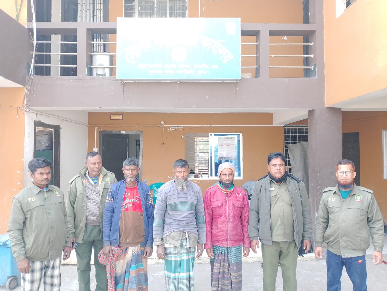 সাতক্ষীরায় সুন্দরবনের অভয়ারণ্যে কাঁকড়া ধরার দায়ে আটক ৩  