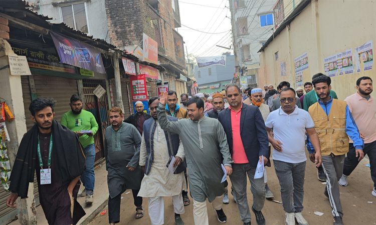 ঢাকা-১৮ আসনে আরিফুলের গণসংযোগ ও লিফলেট বিতরণ