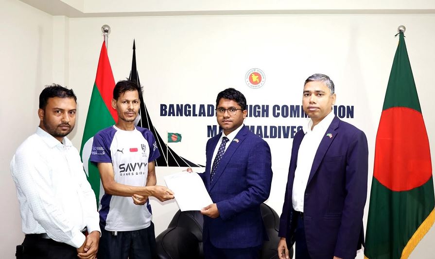 বাংলাদেশি অসুস্থ কর্মীকে দেশে ফিরতে সহায়তা করল মালদ্বীপ মিশন