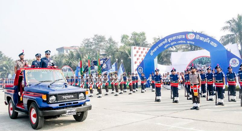 খুলনায় পুলিশের ৬০তম টিআরসি ব্যাচের সমাপনী কুচকাওয়াজ 