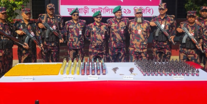 দিনাজপুর সীমান্তে ২টি বিদেশি অস্ত্র ও গুলিসহ মাদকদ্রব্য জব্দ