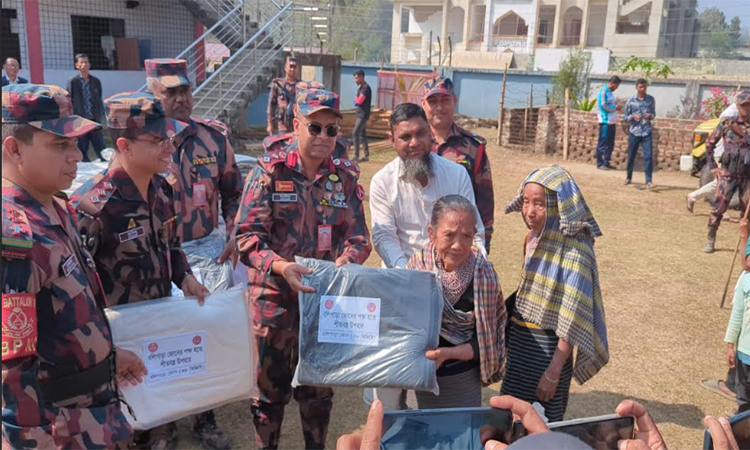 বান্দরবানে ৩৮ বিজিবির শীতবস্ত্র বিতরণ