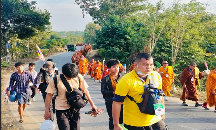 রাঙ্গামাটি থেকে খাগড়াছড়ি পর্যন্ত হেঁটে শান্তির ধর্ম পদযাত্রা করছেন ২ শতাধিক ভিক্ষু
