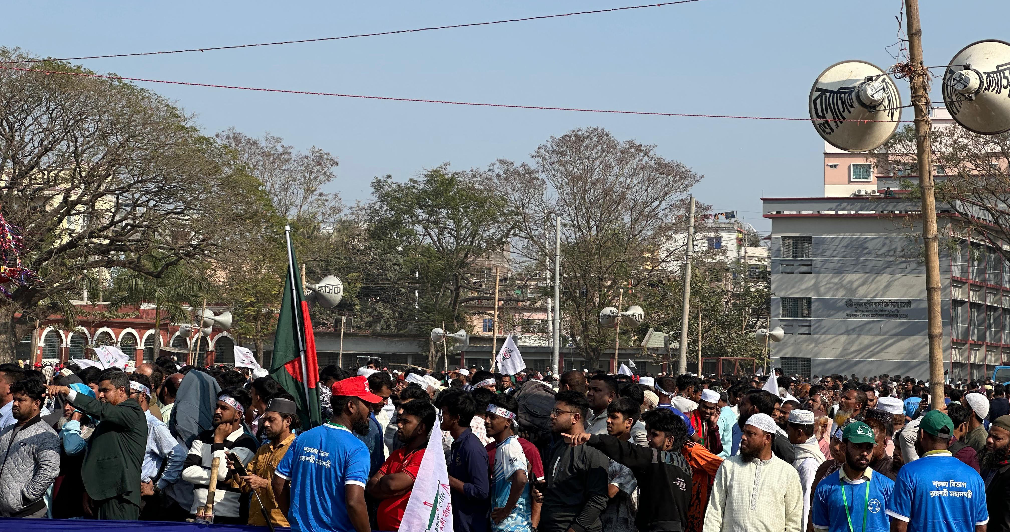 রাজশাহীর মাদ্রাসা মাঠের জনসভায় নেতাকর্মীরা আসতে শুরু করেছেন