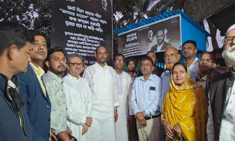 টাঙ্গাইলে ‘জনতার সংযোগ’ টেলিফোন বুথ স্থাপন করলেন টুকু