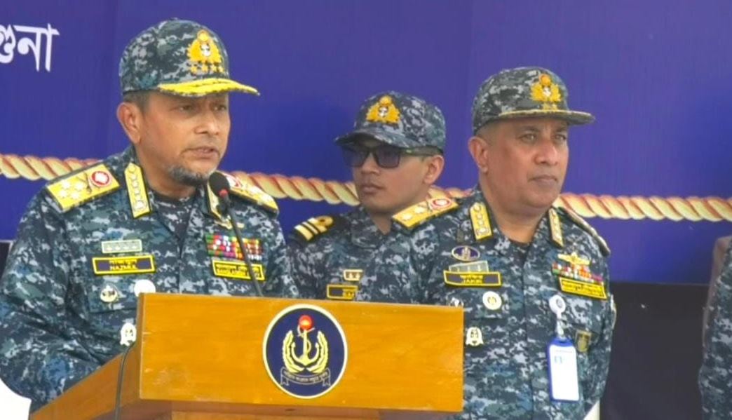 সুষ্ঠু ও নিরাপদ নির্বাচন নিশ্চিত করতে বরগুনায় নৌবাহিনী প্রধানের মাঠপর্যায়ের পরিদর্শন