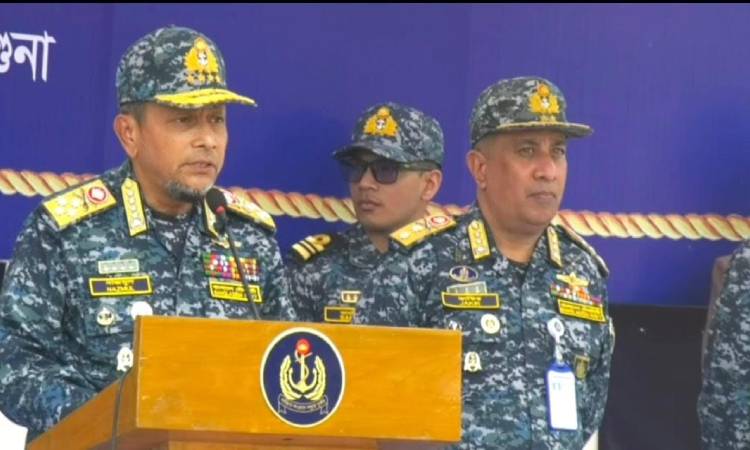 সুষ্ঠু ও নিরাপদ নির্বাচন নিশ্চিত করতে বরগুনায় নৌবাহিনী প্রধানের মাঠপর্যায়ের পরিদর্শন