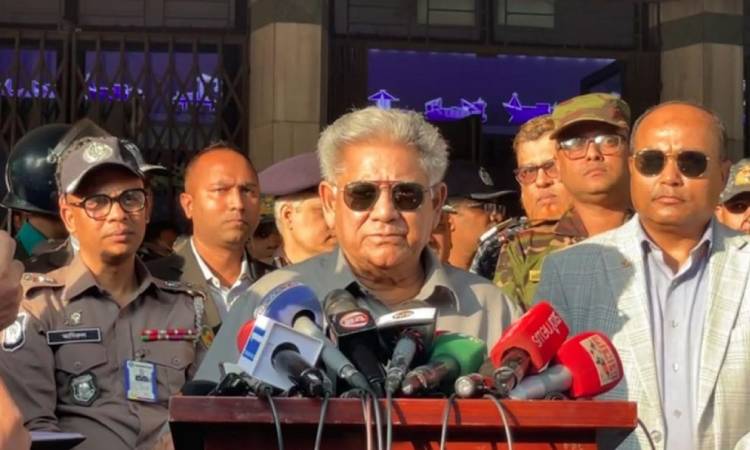 নৌ উপদেষ্টার হার্ডলাইনে যাওয়ার হুঁশিয়ারি, চট্টগ্রাম বন্দরে কর্মবিরতি ২ দিন স্থগিত