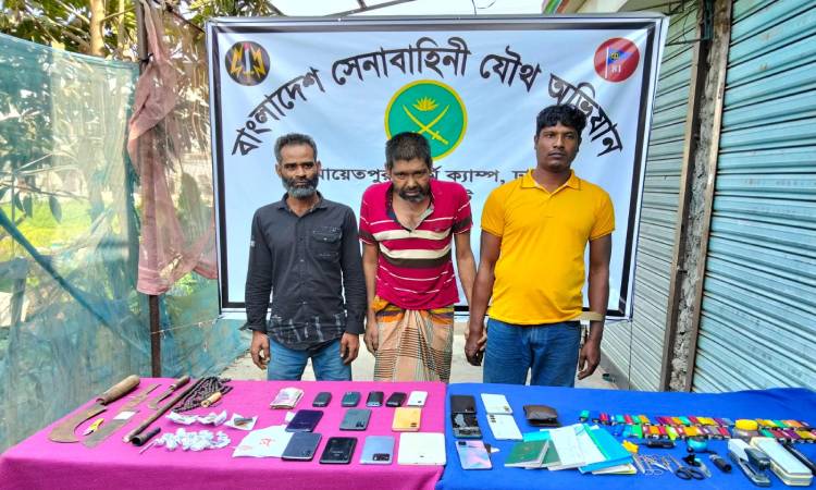 সাভারে সেনাবাহিনীর পৃথক অভিযানে দেশীয় অস্ত্র ও মাদকদ্রব্যসহ গ্রেফতার ৬ 