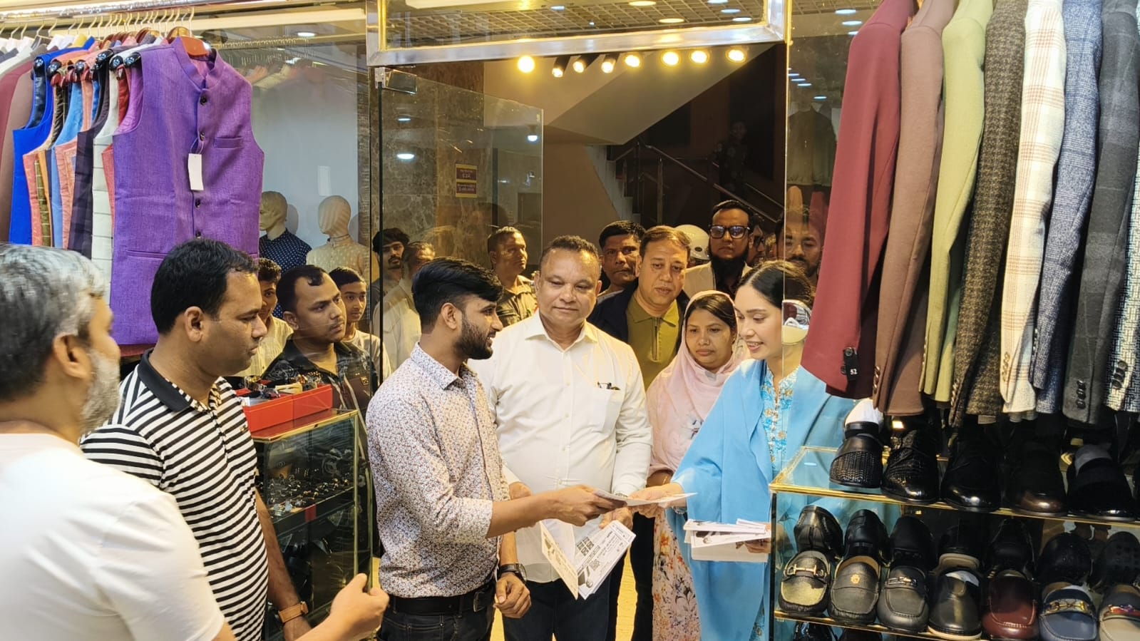 বাবার জন্য ধানের শীষে ভোট চেয়ে গণসংযোগে কন্যা ব্যারিস্টার জাইমা রহমান