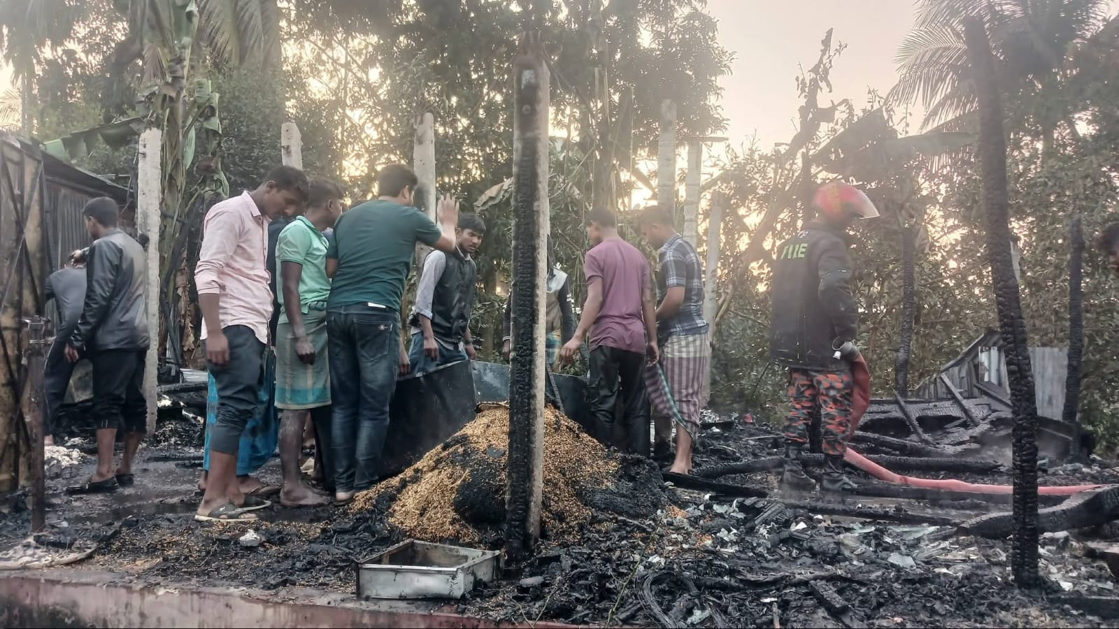 কক্সবাজারে অগ্নিকাণ্ডে ৩টি বসতবাড়ি ভস্মীভূত 